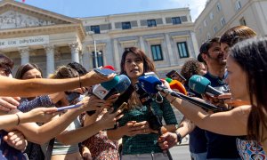 La portavoz de Podemos, Isa Serra durante la rueda de prensa ofrecida este lunes en Madrid.