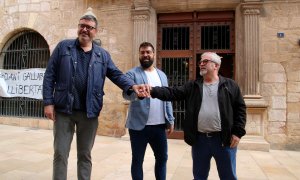 Marc Vinya, Junts per Montblanc, Oriol Pallissó, ERC Montblanc, i Ramon de Domingo, Despertem Poble!,  davant de l'Ajuntament en la presentació del pacte de govern.