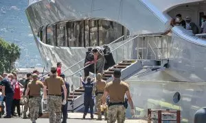 Desembarco de uno de los supervivientes del naufragio en el Jónico tras ser rescatado por un yate, a su llegada al puerto de la ciudad griega de Kalamata.