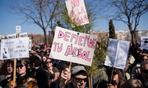 Vecinos se concentran contra la tala de árboles por las obras del la Línea 11 de Metro, a 4 de marzo de 2023, en Madrid.