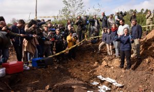 El equipo de antropólogos forenses de la Institución Nacional de Derechos Humanos (INDDHH) de Uruguay trabaja para retirar el esqueleto de una persona que, por indicios del sitio de enterramiento, podría ser uno de los 197 detenidos desaparecidos durante