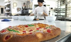 Una coca de Sant Joan, a l'obrador d'una pastisseria de Barcelona