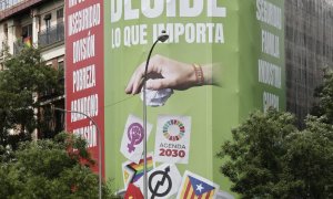 La lona publicitaria "del odio" que Vox ha desplegado en la calle Alcalá de Madrid, a lunes 19 de junio.