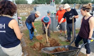 Personas buscan a cinco desaparecidos por la represión franquista en la fosa común del cementerio de Casas de Belvís (Cáceres).