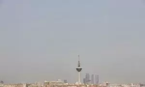 Imagen del edificio de Torrespaña, y las cuatro Torres con la boina de contaminación en Madrid.