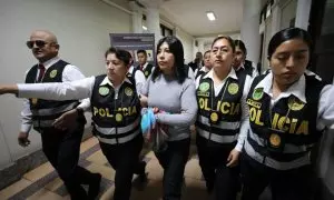 Betssy Chávez, escoltada por la Policía tras ser arrestada en Tacna (Perú), en una foto de archivo.