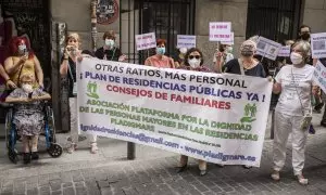 Varias personas participan en una manifestación convocada contra la gestión de la presidenta en funciones de la Comunidad de Madrid en los geriátricos durante la pandemia, a 15 de junio de 2021, frente a la Consejería de Sanidad, Madrid, (España).