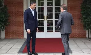 El presidente del Gobierno y secretario general del PSOE, Pedro Sánchez, recibe al líder del PP, Alberto Núñez Feijóo, en Moncloa en abril de 2022.