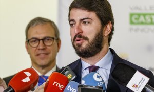 El vicepresidente de la Junta de Castilla y León, Juan García-Gallardo, a su llegada a un acto en el Forum Evolución de Burgos, el 14 de febrero de 2023, junto con Mariano Veganzones, consejero de Empleo de la Junta, también de Vox.