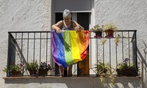 23/6/23 Una vécina de Náquera cuelga una bandera arcoriris en su balcón.