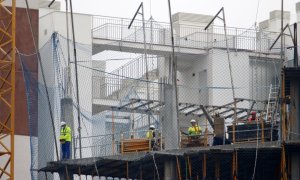 Foto de archivo, varios trabajadores de la construcción en una obra.