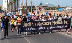 Manifestantes convocados por la Caravana Abriendo Fronteras durante la protesta en Melilla en el aniversario de la tragedia del 24J-