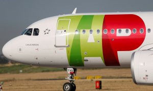 Un aparato de la aerolínea portuguesa TAP en el aeropuerto de Lisboa. REUTERS/Rafael Marchante