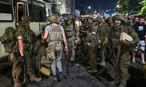 Los combatientes de Wagner salen de la sede del Distrito Militar del Sur para regresar a la base, en la ciudad de Rostov-on-Don, Rusia, el 24 de junio de 2023.