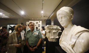 La directora del museo arqueológico de Córdoba, María Dolores Baena (i), junto al general zona Andalucía, Alonso Rodríguez, presentan parte de las 119 piezas de alto valor arqueológico incautadas a un matrimonio.