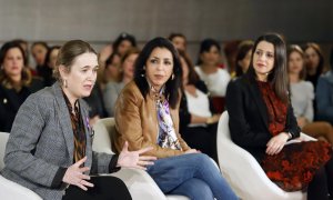 Foto de archivo de marzo de 2020, de Marta Rivera (i.), en ese momento consejera madrileña de Cultura y Turismo, con la que era presidenta del Parlamento de Andalucía, Marta Bosquet (c.) , y la entonces presidenta de Ciudadanos, Inés Arrimadas (d), durant