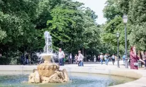 Varias personas dan un paseo en el Parque de El Retiro, a 30 de abril de 2023, en Madrid.