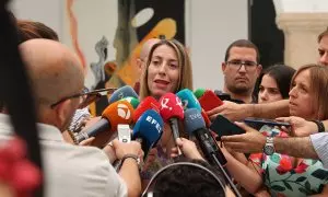 La candidata del PP a la Junta de Extremadura, María Guardiola, tras reunirse con la presidenta de la Asamblea.