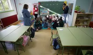 Alumnos sentados en su aula del CEIP Eduardo Cela Vila de Triacastela, en Galicia, a 8 de septiembre de 2022..