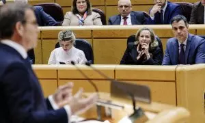 El líder del PP, Alberto Núñez Feijóo, intevien en el Senado con Pedro Sánchez, Nadia Calviño y Yolanda Díaz de fondo el 31 de enero de 2023.