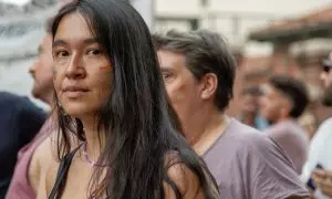 Una mujer mira a cámara en el Orgullo Crítico.