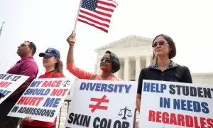 Manifestantes portan carteles contra la decisión del Supremo de EEUU de suprimir la discriminación positiva por raza en las universidades este 29 de junio de 2023.