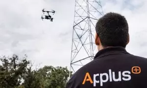 Un operario de Applus manejando un dron.