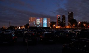 Varios coches aparcados durante la proyección de la película ‘Lightyear’ en el Autocine Madrid Race, a 26 de junio de 2022, en Madrid (España).