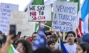 Un grupo de personas se manifiesta contra la ley SB1718 en Homestead, Florida, a 1 de julio de 2023