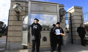 Varios afectados por la talidomida se congregan frente al Palacio de la Moncloa, en Madrid, a 6 de febrero de 2015.