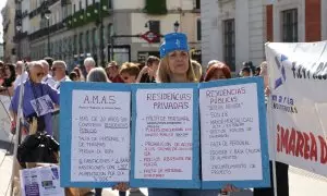 Varias personas se manifiestan bajo el lema ¡No más víctimas en las residencias de la Comunidad de Madrid!, en la Puerta del Sol, a 6 de mayo de 2023, en Madrid, (España).