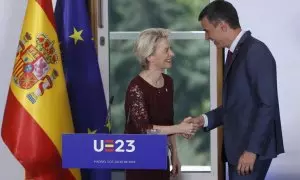 El presidente del gobierno, Pedro Sánchez, y la presidenta de la Comisión Europea, Ursula Von der Leyen, ofrecen una rueda de prensa enl Museo de las Colecciones Reales