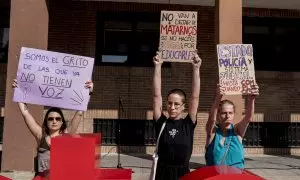 Varias personas protestan durante el minuto de silencio por el fallecimiento de la mujer de 36 años apuñalada por su expareja, frente al Ayuntamiento de Móstoles, a 30 de junio de 2023.