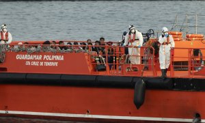 Varias personas migrantes rescatadas por Salvamento Marítimo son trasladados al puerto de Arrecife, en Lanzarote.