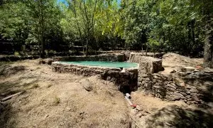 Vista de una balsa de agua con conexión para las mangueras de los bomberos forestales Villanueva de La Vera, Cáceres.