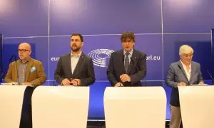 L'expresident Carles Puigdemont i els exconsellers Toni Comín i Clara Ponsatí, amb l'advocat Gonzalo Boye, en la roda de premsa.