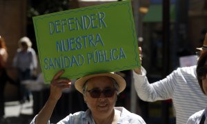 Detalles de la manifestación en defensa de una sanidad pública, a 25 de marzo de 2023 en Málaga, (Andalucía, España).