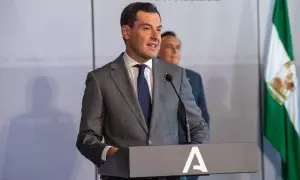 El presidente de la Junta de Andalucía, Juanma Moreno Bonilla interviene en el acto a 4 de julio de 2023 en Sevilla.