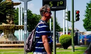 Un termómetro situado en el Prado, marca 51 grados, a 26 de junio del 2023 en Sevilla, Andalucía.