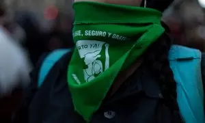 06/07/2023 Una manifestante el 8M de 2022 en Barcelona con un pañuelo verde, símbolo de defensa de la legalización del aborto en Latinoamérica.