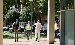 Efectivos policiales en las inmediaciones del edificio donde la mujer ha sido hallada muerta en Logroño, a 8 de julio de 2023.