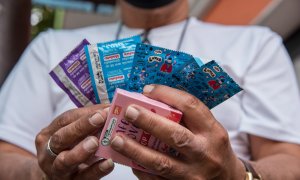 Un hombre sostiene preservativos durante las actividades de la campaña del Día Mundial del SIDA en Tailandia, Bangkok, el 1 de diciembre de 2021.