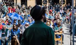 25/03/2023 - Varias personas asisten a la presentación de la campaña en defensa de los pensionistas, en la Plaza de Juan Goytisolo, a 25 de marzo de 2023, en Madrid.