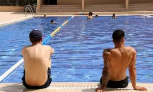 Joves banyant-se a la piscina de Vilanova del Camí, l'any passat