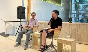 Carlos Enrique Bayo, escritor y periodista, junto a Pablo Iglesias, en la presentación de su libro