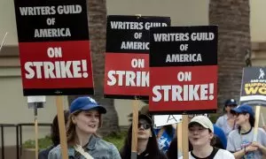 Guionistas mientras se manifiestan frente a los estudios Paramount en Los Ángeles, California (EE.UU)