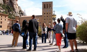 Una guia explica a uns turistes perquè el monestir es va construir dalt de la muntanya, en una imatge d'arxiu