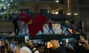 Aficionados de la Selección de fútbol de Marruecos celebran la victoria ante España en el Mundial, a 6 de Diciembre de 2022 en Barcelona.