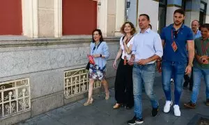 La ministra de Defensa y nº4 en la lista del PSOE para el Congreso por Madrid, Margarita Robles (i), y el secretario general del PSOE-M, Juan Lobato (3i), ofrecen declaraciones ante los medios tras intervenir en un reparto de propaganda electoral.