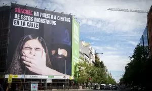 La nueva lona de Vox ubicada en la esquina de la calle Santa Engracia con el paseo del General Martínez Campos, en la zona de Iglesia, a 12 de julio de 203, en Madrid (España).